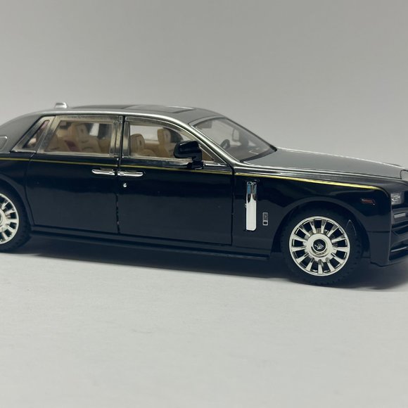1:24 Rolls-Royce Phantom Metal Diecast Silver Black WITH LEDS Roll-Back - Picture 3 of 13